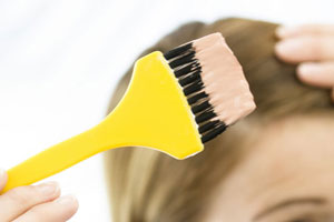 Окрашивание волос дома является хлопотным делом