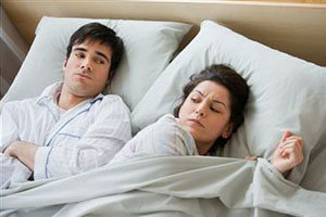 Девушка с парнем лежат на кровати