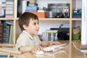 Мальчик играет в компьютер