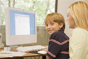 Мама с ребенком сидят за компьютером