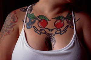 Татуировки цветны делают женщины