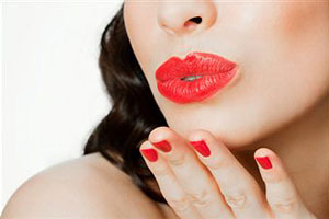 Девушка посылает воздушный поцелуй