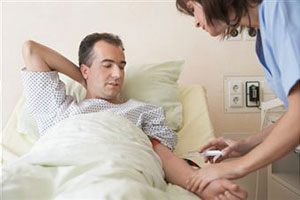 Врач делает укол пациенту