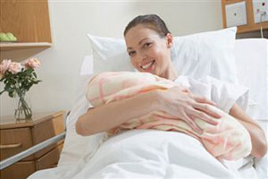 Женщина держит новорожденного 