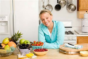 Женщина стоит на кухне