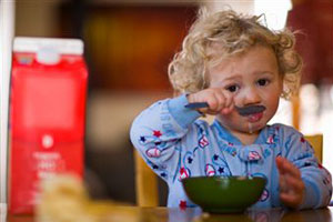 Ребенок ест за столом