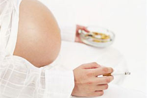 Беременная  <a href='http://www.raut.ru/article/rokovaja_zhenshhina.html'>женщина</a>  курит
