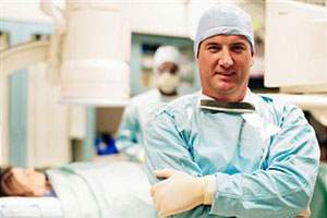 Врач-хирург на операции по уменьшению груди