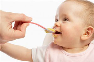 Ребенок ест кашу