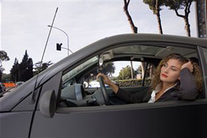Женщина сидит за рулем автомобиля