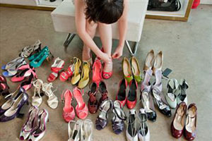 Девушка выбирает себе туфли в универмаге Харродс и Либерти