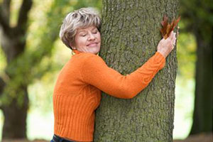 Женщина обнимается с деревом
