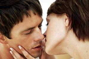 Девушка целует парня