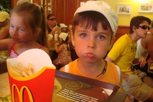 Ребенок в Макдональдсе