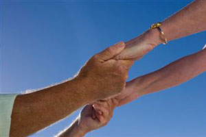 Мужчина и женщина держатся за руки