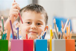Ребенок рисует карандашами
