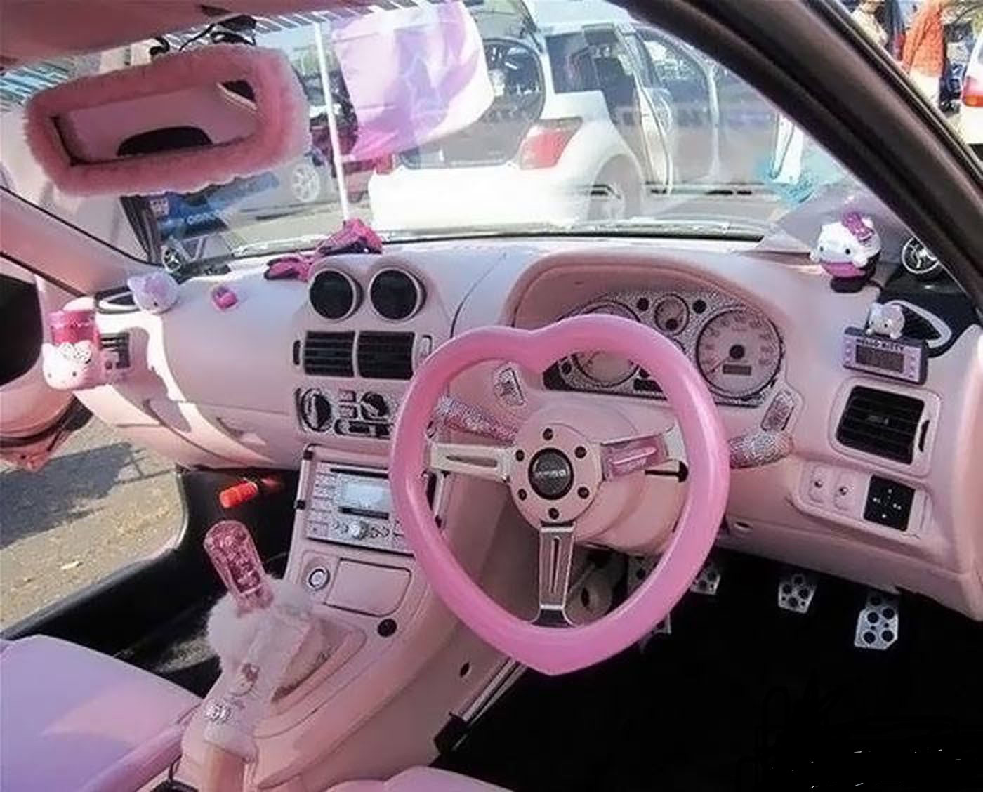 Детские машинки салон. Машина Хелло Китти салон. Розовый автомобиль. Розовая машина. Розовый салон машины.