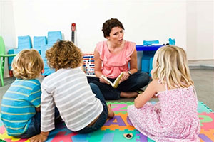 Здоровье детей в детском саду Воспитательница с детьми
