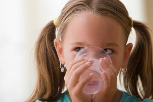 девочка пьет воду