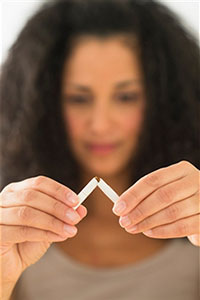 Женщина ломает сигарету