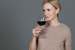 Женщина пьет вино